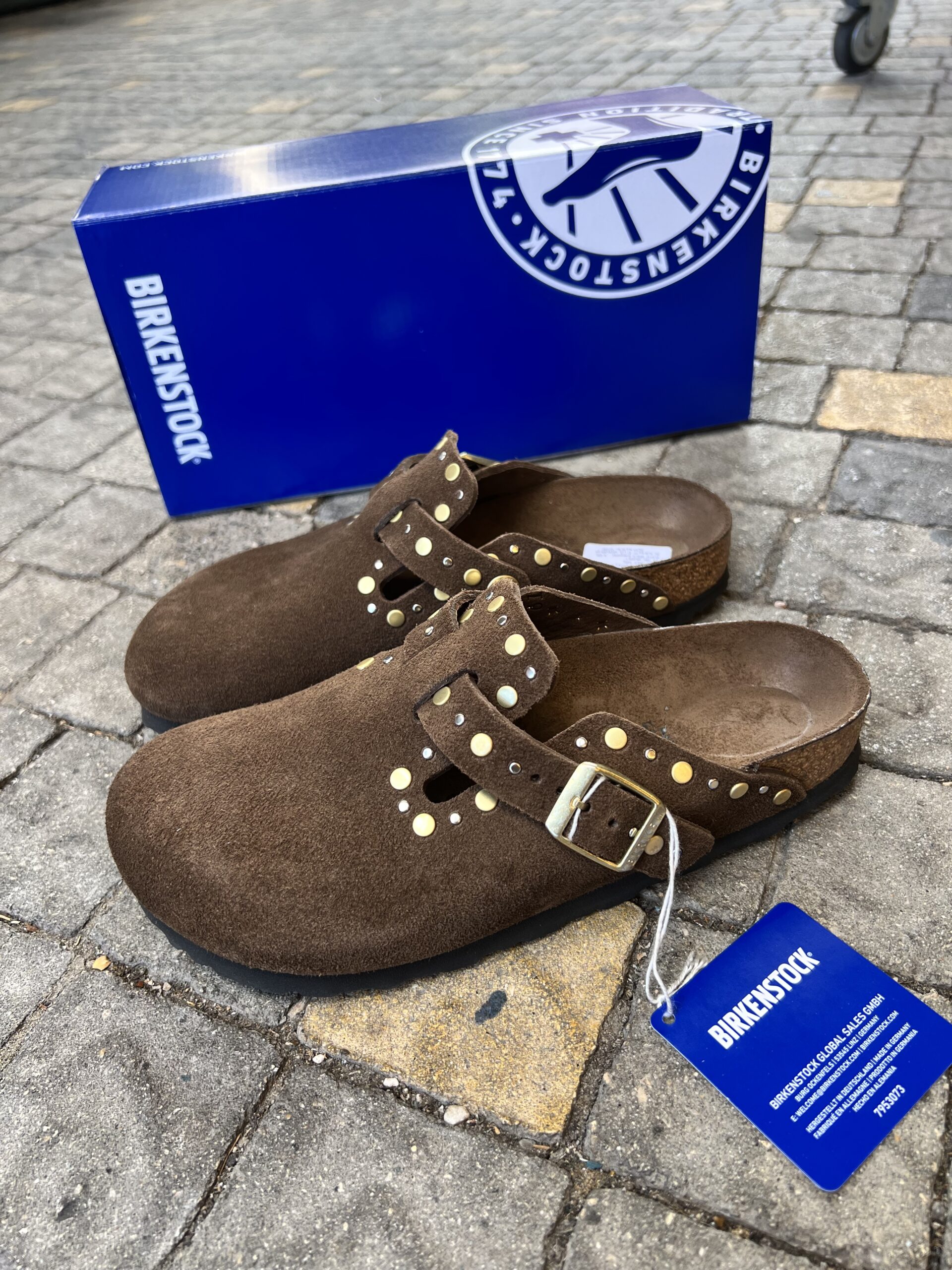 42E1D043-6246-43E5-A236-BE7DB036C984 כפכפי עור BIRKENSTOCK בוסטון ריבט בורדר קקאו – תמונה 1